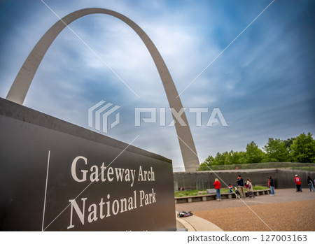 Entrance sign to the Gateway Arch National Park in St. Louis, Missouri 127003163