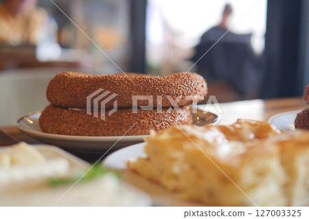 Freshly baked simit bread with sesame seeds on display 127003325
