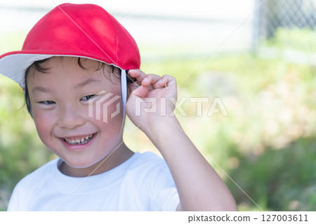 穿著運動服的微笑的男孩 127003611