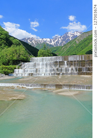 初夏的白馬：殘雪的五龍山 127003674