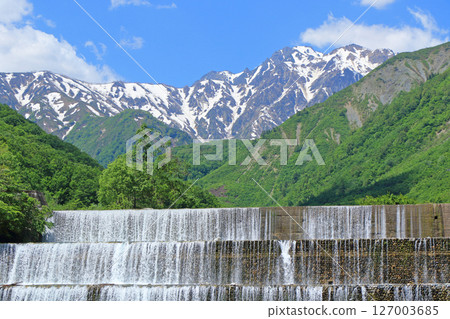 初夏的白馬：殘雪的五龍山 127003685