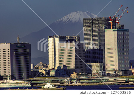 Yokohama port  127003856