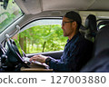 在車上用電腦工作的男人 127003880