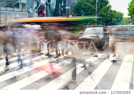 The crowded Harajuku Jingumae intersection in Tokyo 127003895