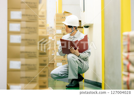 worker in warehouse worker in warehouse 127004028
