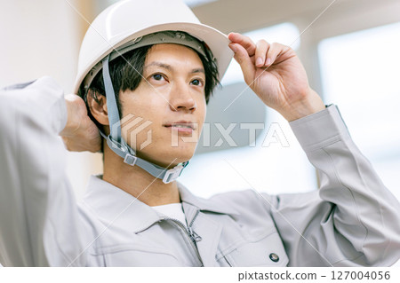 一名戴著安全帽的施工經理 127004056