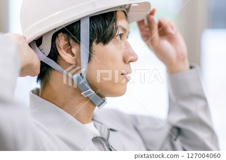 一名戴著安全帽的施工經理 127004060