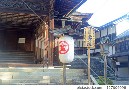 The entrance to the main study hall of Kotohira Shrine in Kagawa Prefecture and the sacred lantern 127004096