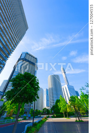 [Kanagawa Prefecture] An early morning walk around Takashima Central Park, lined with tower apartments and office buildings, in May 127004555