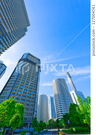 【神奈川縣】五月清晨，漫步在高島中央公園，周圍是高層公寓和辦公大樓 127004561