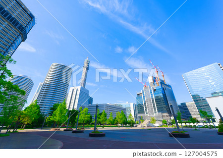 [Kanagawa Prefecture] An early morning walk around Takashima Central Park, lined with tower apartments and office buildings, in May 127004575