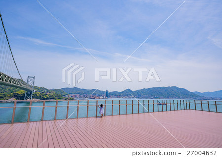 (Yamaguchi Prefecture) A child looking at the Kanmon Straits and Kanmon Bridge from the observation deck at Dannoura PA (Yamaguchi Prefecture) A child looking at the Kanmon Straits and Kanmon Bridge from the observation deck at Dannoura PA 127004632