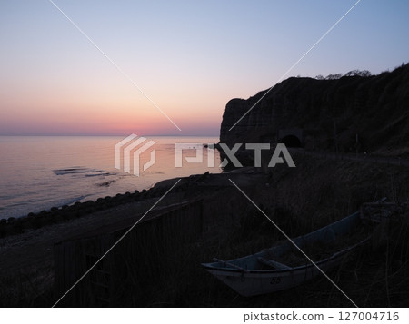 View of the sunset and the cliffs known as the Grand Canyon of the Orient from the Tatenomisaki parking lot in Otobe-cho, Ebisu-gun, Hokkaido View of the sunset and the cliffs known as the Grand Canyon of the Orient from the Tatenomisaki parking lot in Otobe-cho, Ebisu-gun, Hokkaido 127004716
