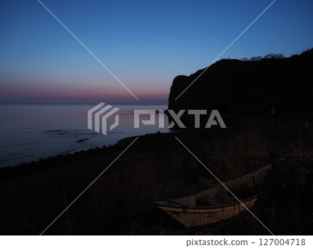 從北海道惠比壽郡乙部町的立禦碣停車場眺望夕陽與被稱為「東方大峽谷」的斷崖 127004718