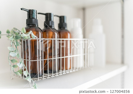 貨架上的洗髮精、護髮素、沐浴露和沐浴產品 127004856