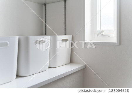 貨架上擺放著儲物箱 127004858