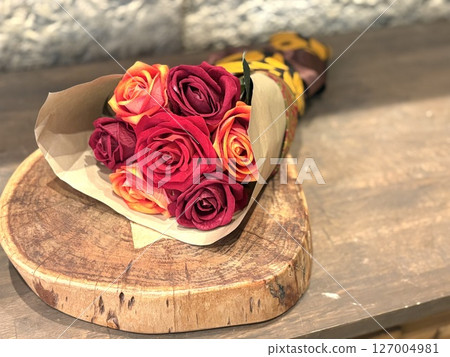 非洲風格的紅色和粉紅色玫瑰花束擺放在木架上 127004981