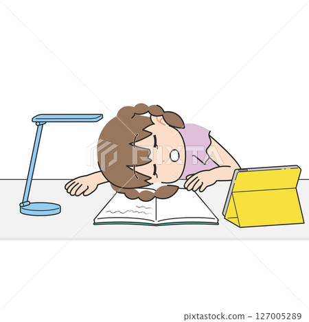 一個女孩在書桌前學習，一邊看著平板電腦，一邊打瞌睡 127005289