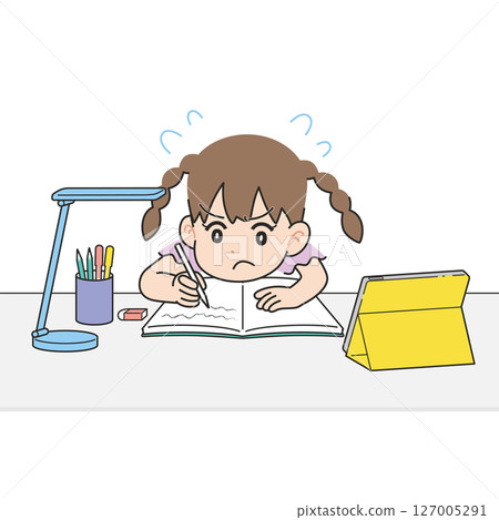 一個女孩在書桌前看著平板電腦努力學習 127005291