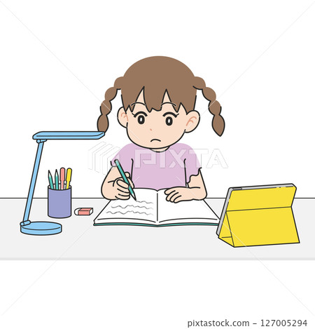 一個女孩在書桌前學習,同時看著平板電腦 一個女孩在書桌前學習,同時看著平板電腦 127005294