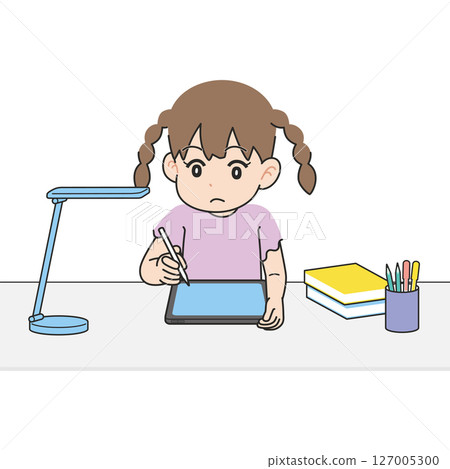 坐在書桌前用平板電腦學習的女孩 127005300