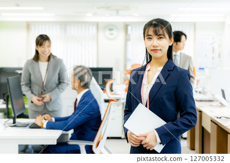 Young suit woman in office 127005332