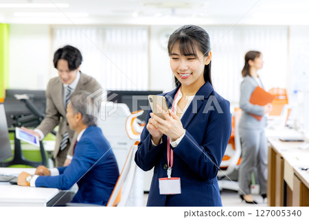 Business woman speaking on a smartphone 127005340