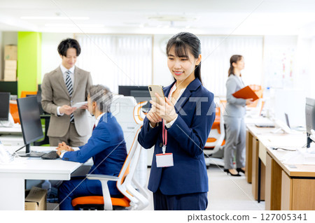 談話在智能手機的女商人 127005341