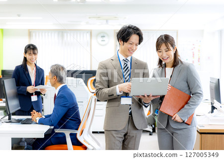 商界人士在辦公室裡排隊 127005349