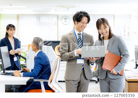 商界人士在辦公室裡排隊 127005350