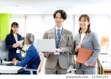 商界人士在辦公室裡排隊 127005353