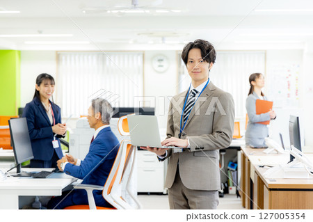 在辦公室工作的商人 127005354