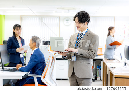 Business people working in the office Business people working in the office 127005355