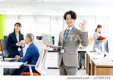 Business people working in the office Business people working in the office 127005358