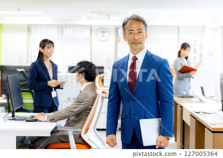 資深首席執行官 男性 127005364