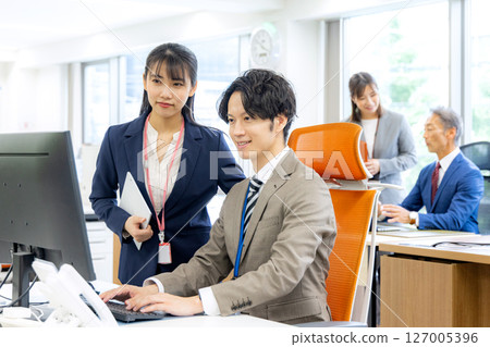 在辦公室工作的商務人士 在辦公室工作的商務人士 127005396