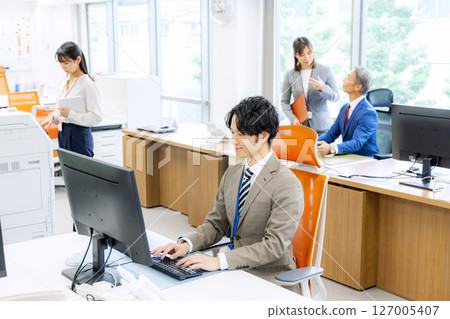 在辦公室工作的商務人士 127005407