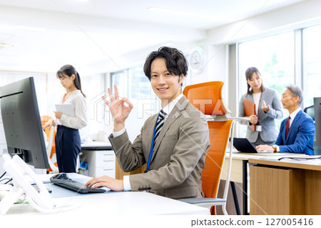 在辦公室工作的商務人士 127005416