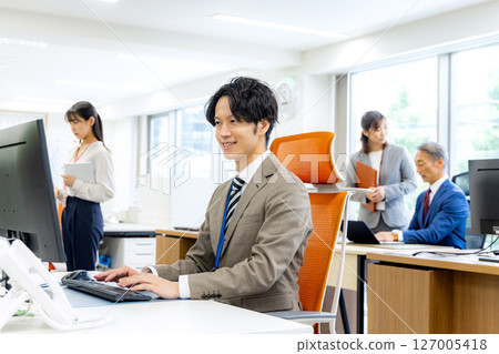 在辦公室工作的商務人士 127005418
