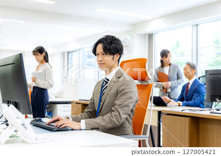 在辦公室工作的商務人士 127005421