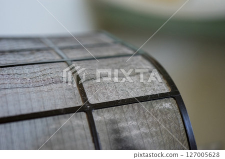 Wash the air conditioner filter in the bathroom 127005628