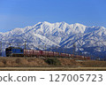 愛之風富山鐵道的EF510次貨運列車以立山為背景行駛 127005723