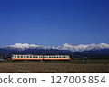 紅箭號地鐵列車以立山山脈為背景行駛 127005854