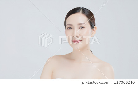 A Japanese woman in her 50s with beautiful skin A Japanese woman in her 50s with beautiful skin 127006210