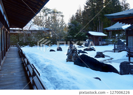 Mount Koya: Kongobu-ji Temple's Banryu Garden in winter 127006226