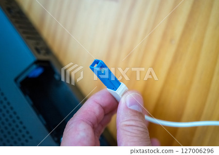 將光纜連接至ONU 將光纜連接至ONU 127006296