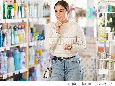 woman chooses household chemicals 127006787