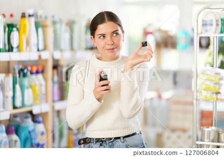 woman chooses a perfume 127006804