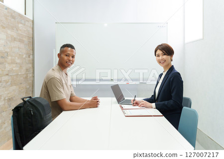 正在辦理手續的外籍勞工和工作人員 127007217