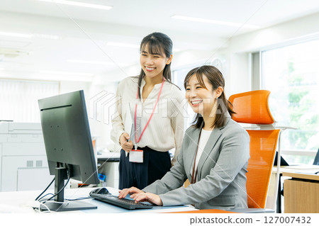 Business person working in the office Business person working in the office 127007432